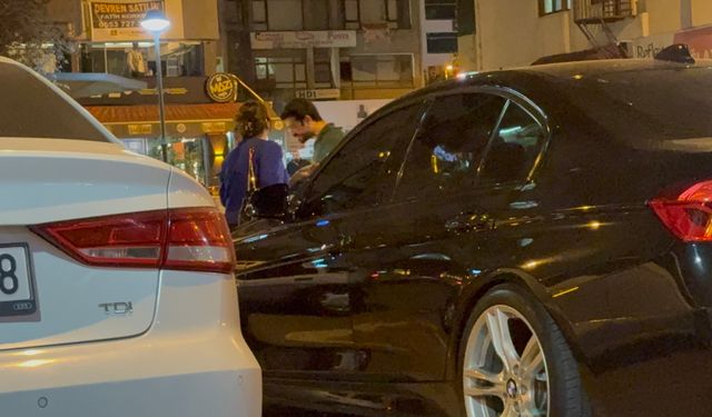 Kocasıyla tartışan kadın otomobilin kaputuna yattı
