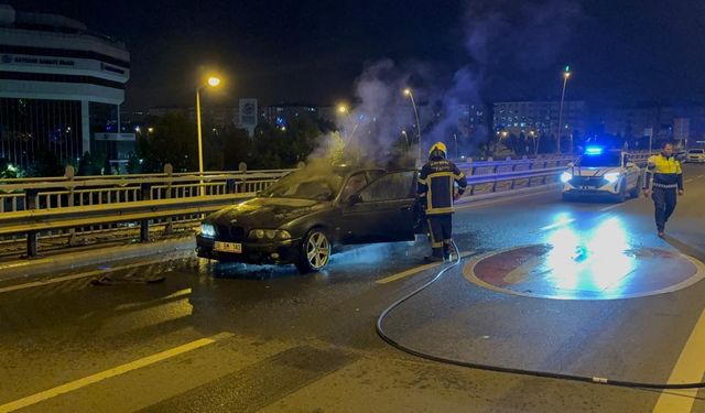 Seyir halindeki otomobil alev aldı