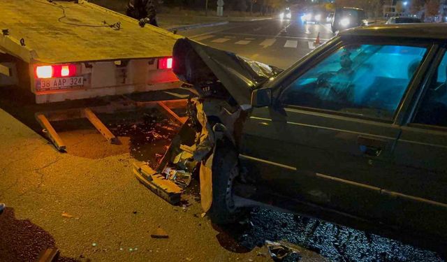 Kavşakta çarpışan otomobil karşı yola savruldu: 2 yaralı