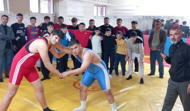 Develi’de liselerarası güreş müsabakaları yapıldı