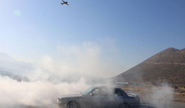 Model uçaklarla klasik otomobiller aynı pistte buluştu