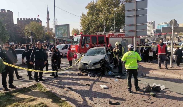 Kayseri Cumhuriyet Meydanı’nda feci kaza