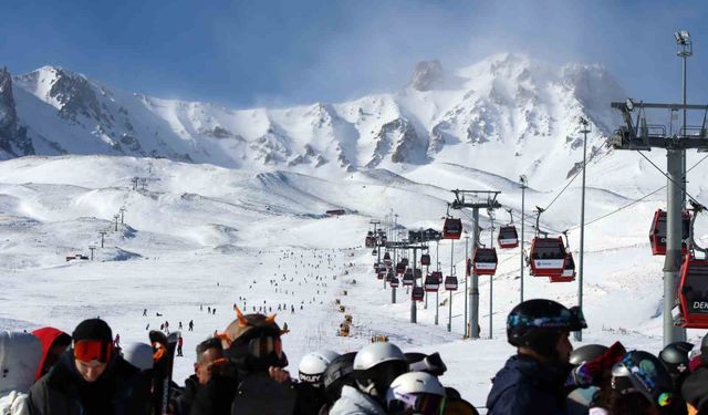 Hafta Sonunu Fırsat Bilen Turistler Erciyes’e Akın Etti