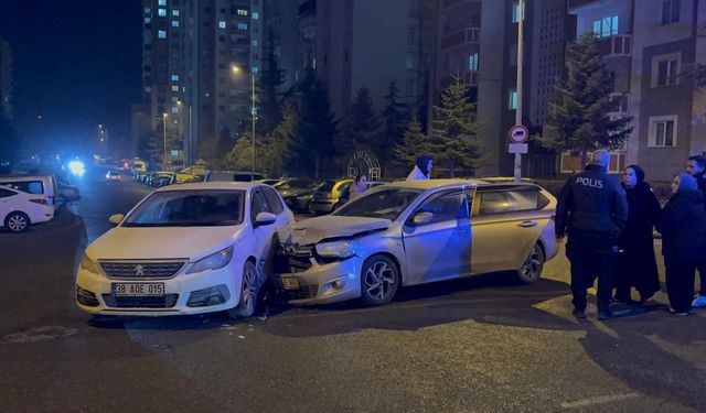 İki otomobil çarpıştı
