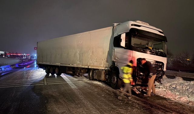 Yol buzlandı, tırlar makasladı