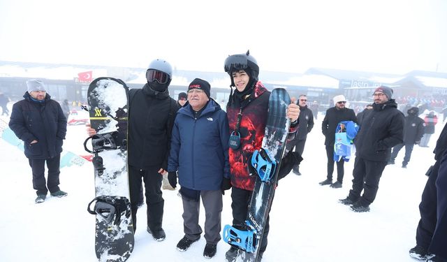 Büyükkılıç, kayak tutkunlarıyla buluştu