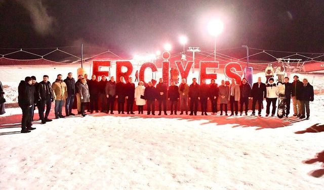 Bakan Tekin, Erciyes'te kayakseverlerle bir araya geldi