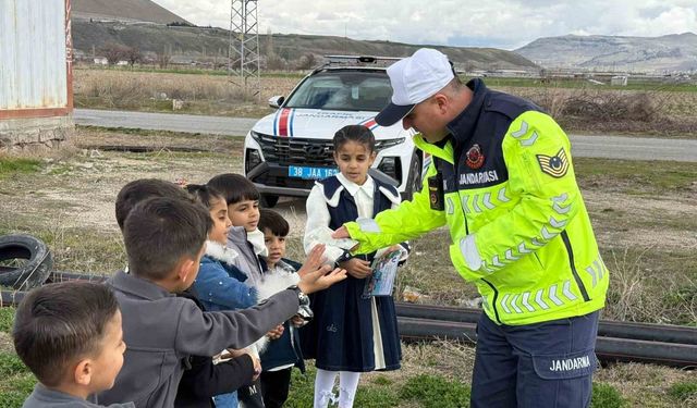 Jandarmadan çocuklara bayram jesti!