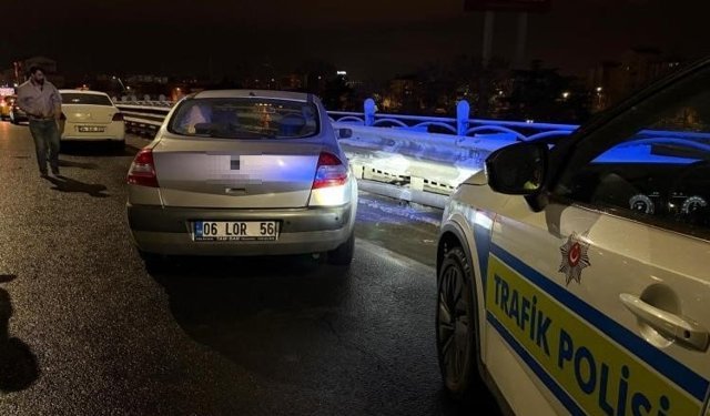 Alkollü sürücü bariyerlere girdi