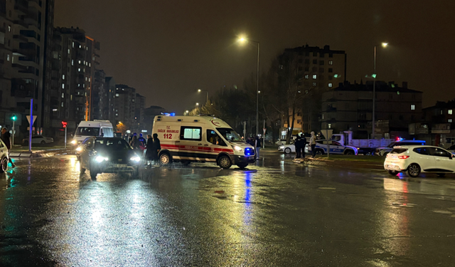 Kayseri'de iki otomobil çarpıştı