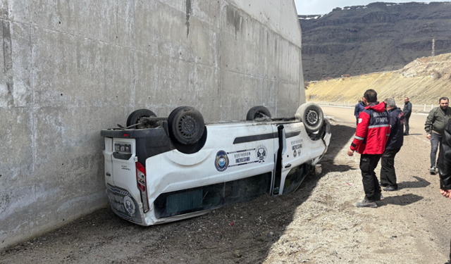 Kontrolde çıkan hafif ticari araç devrildi: 1 yaralı