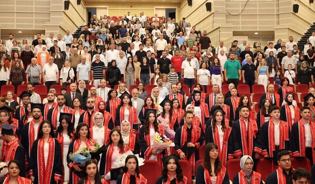ERÜ Edebiyat Fakültesi'nde Mezuniyet Coşkusu: 450 Öğrenci Kep Attı