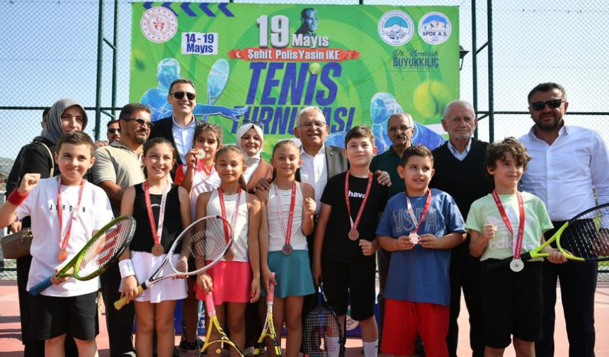 Büyükkılıç, sergide gençlerle buluştu