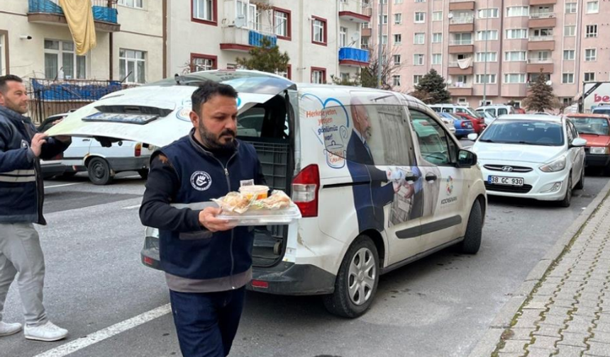 Evlere hergün 4 çeşit yemek gidiyor