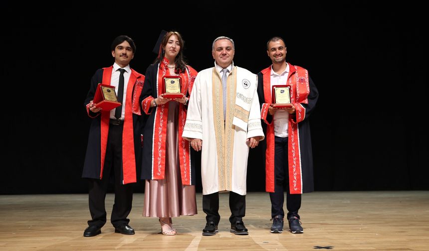 ERÜ Edebiyat Fakültesi mezuniyet sevinci