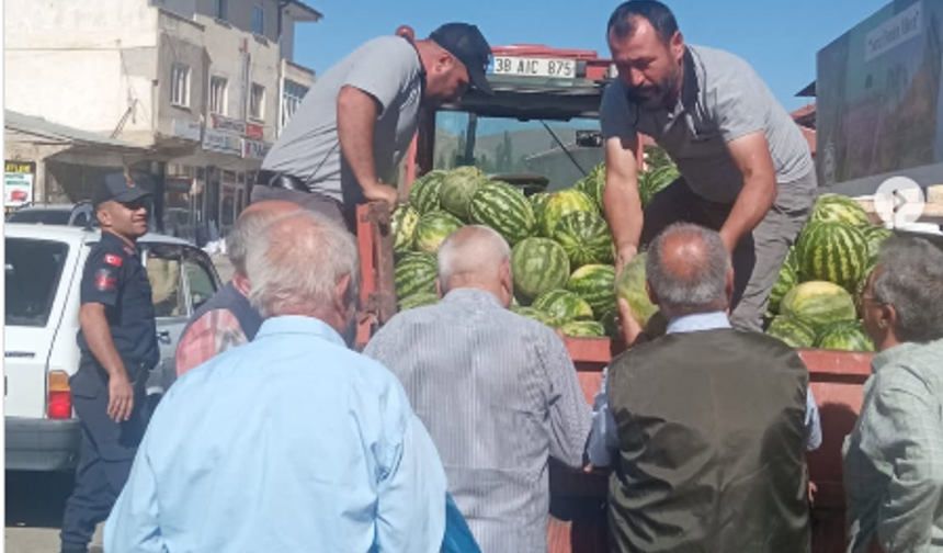 Sarız Belediyesi’nden vatandaşa ücretsiz karpuz dağıtımı