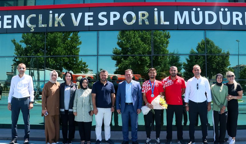 Dünya İkincisi Atlet Ramazan Baştuğ’a Çiçekli Karşılama