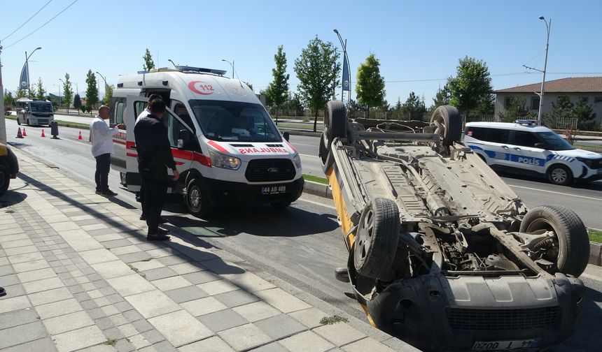 Taksi aniden ters döndü