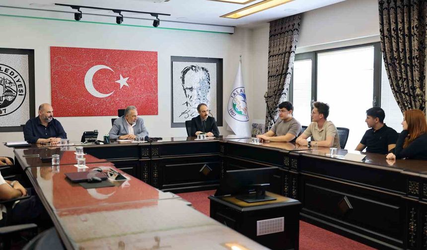 Gençler Hedeflerine Kütüphanede Ulaştı