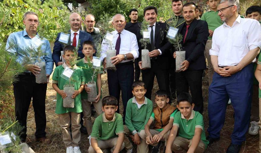 Kayseri Yahyalı’da Yeni Eğitim Yılı Fidan Dikimiyle Başladı