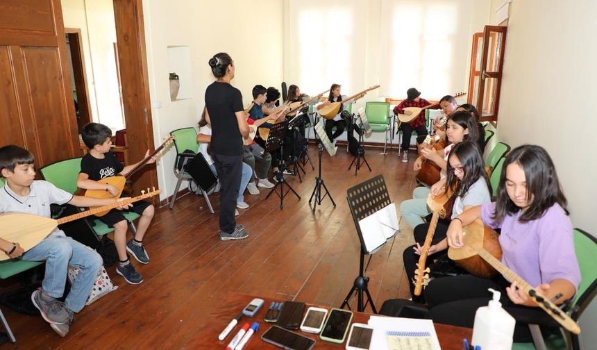 Talas’ta gençler için bağlama ve klasik gitar kursları başlıyor