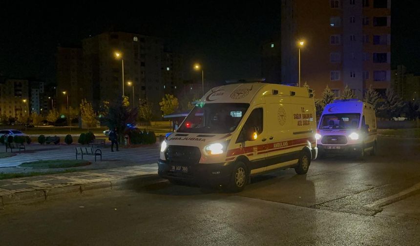 Parkta bıçaklı kavga: 2 yaralı