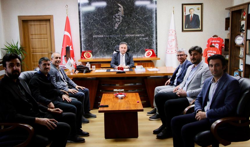 Yazar Öğretmenlerden İl Müdürü Esen’e kitap sunumu