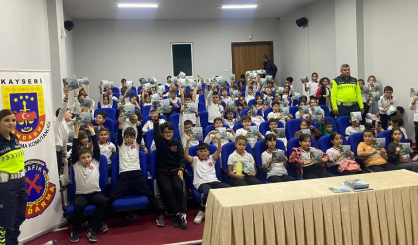 Jandarma öğrencilere eğitim verdi