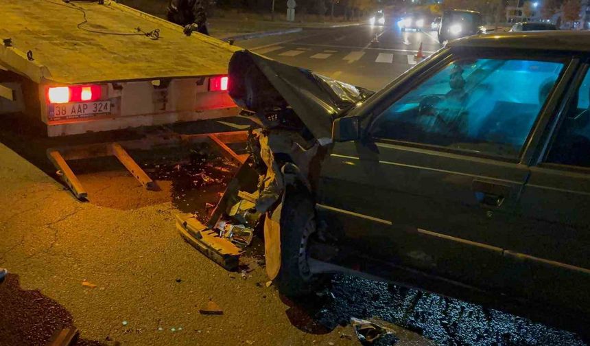 Kavşakta çarpışan otomobil karşı yola savruldu: 2 yaralı