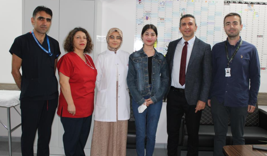 Annesinin böbreğiyle hayata tutundu