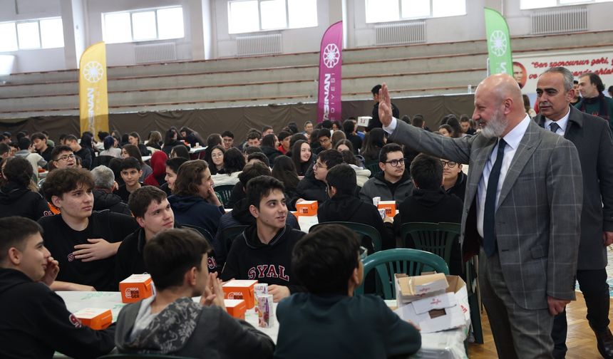 Çolakbayrakdar: "Güçlü Türkiye'nin temeli gençlerimizdir"