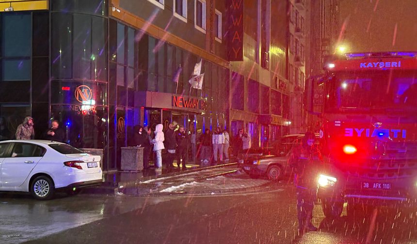 Otel bodrumunda çıkan yangın paniğe neden oldu