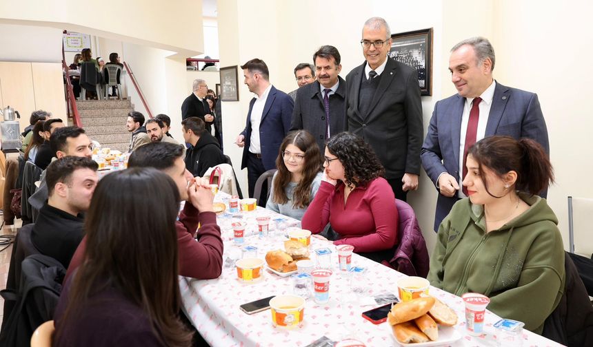 ERÜ Rektörü Prof. Dr. Fatih Altun Eczacılık Fakültesi İftarında Öğrencilerle Buluştu