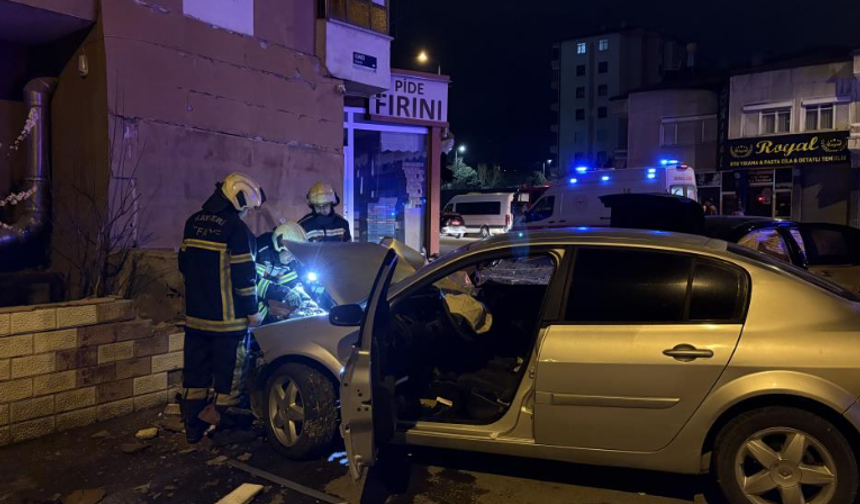 Kazada savrulan otomobil duvarı yıktı!