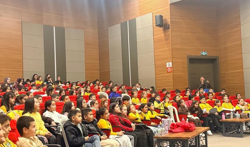 İlkokul öğrencilerinin tiyatro coşkusu