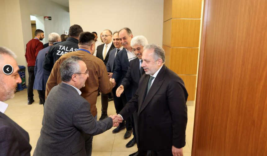 Başkan Yalçın personelle kucaklaştı