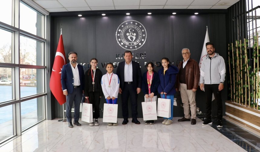 Cimnastikte Emine Gönen Ortaokulu İmzası