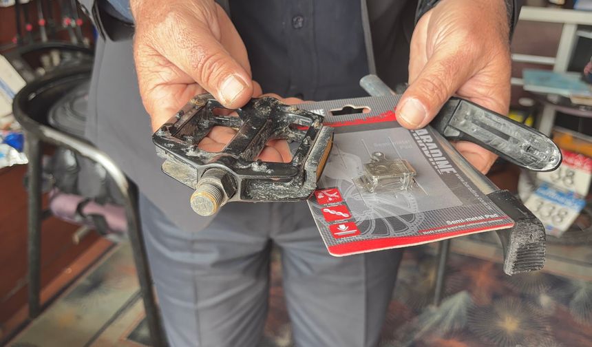 Askıda bisiklet parçaları, çocukların yüzünü güldürüyor