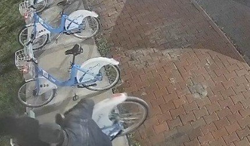 Belediyenin bisikletlerine böyle zarar verdiler