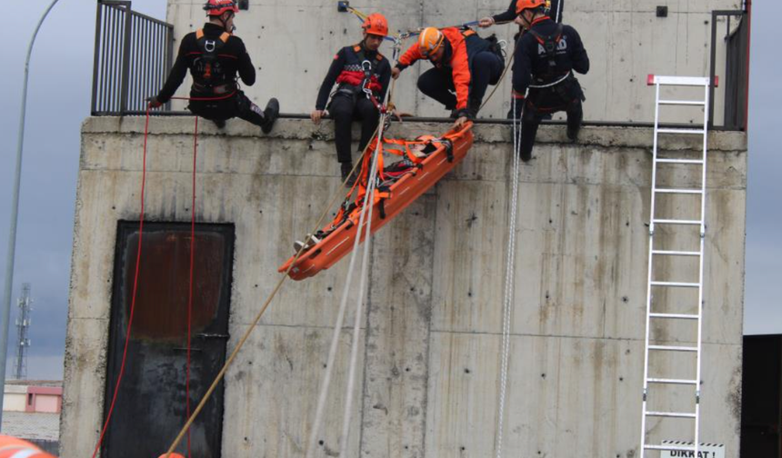 Kayseri AFAD ve OSB İtfaiyesi'nden Nefes Kesen Kurtarma Eğitimi