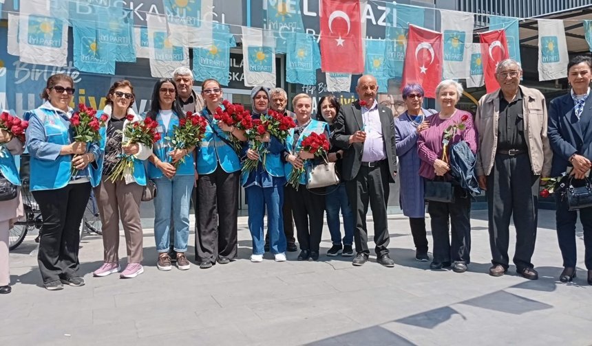 Düvenönü’nde Anneler İçin Gül Dağıttılar