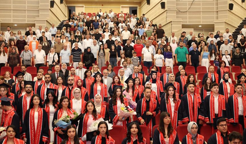 ERÜ Edebiyat Fakültesi'nde Mezuniyet Coşkusu: 450 Öğrenci Kep Attı