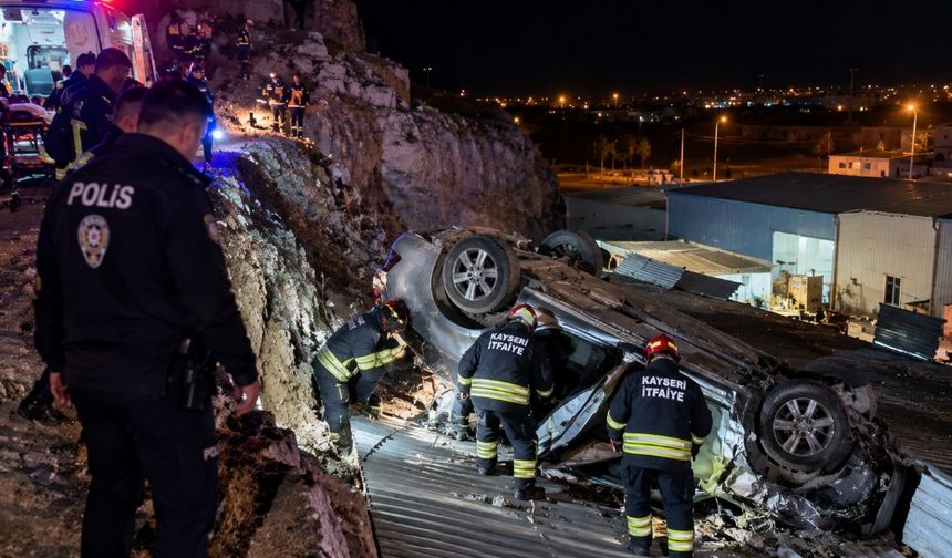 Araba 50 metreden dükkanların üzerine uçtu