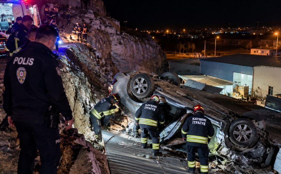 Araba 50 metreden dükkanların üzerine uçtu