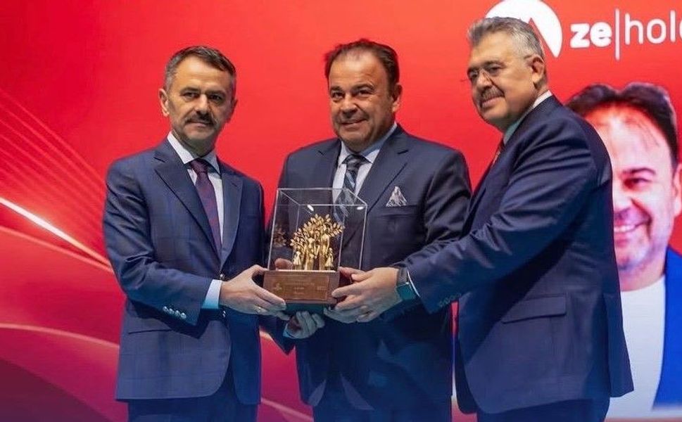Ziya Eren'in gurur günü! Aile Dostu ödülü aldı