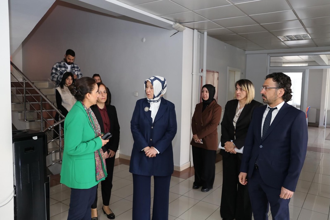 587139156 18071058578591840 7582173426745742677 N