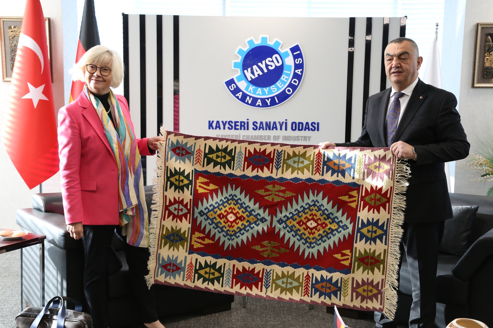 589743664 1462272949238400 8141799369666972218 N