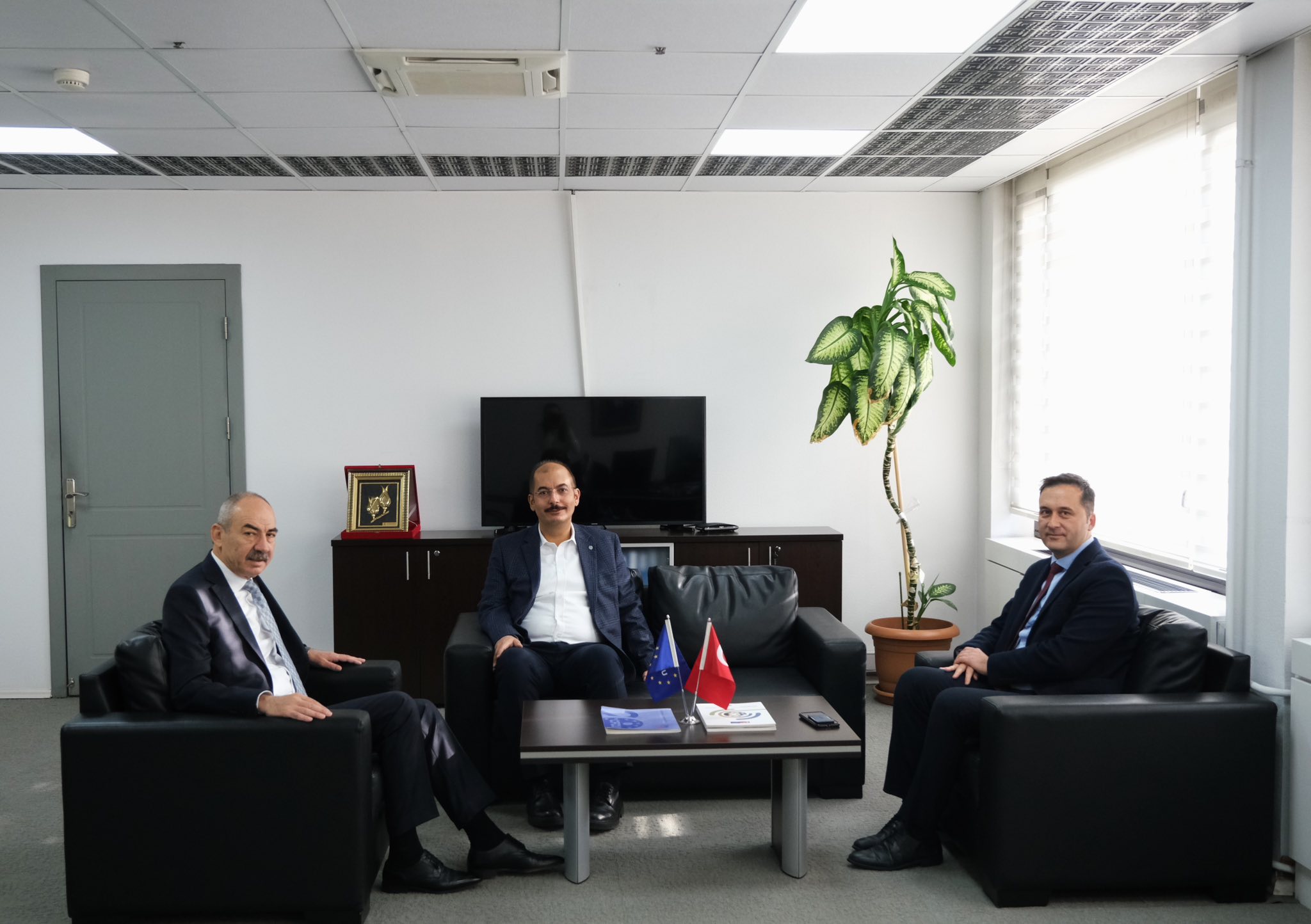 591218224 1266882588802245 2249132906100072400 N