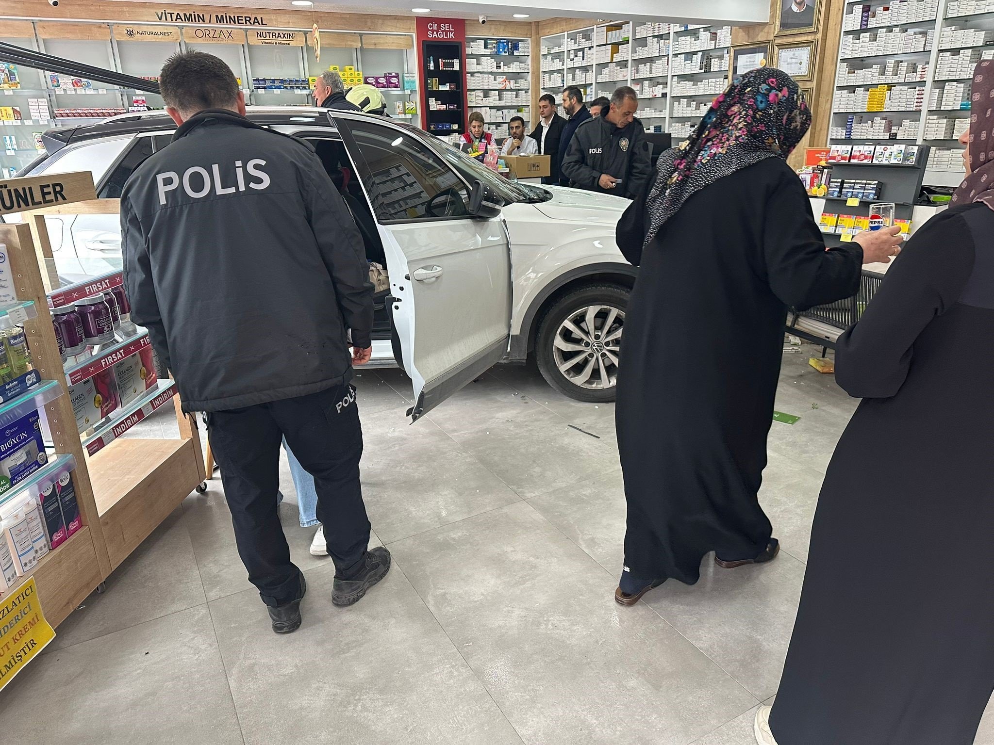 Kontrolden Çıkan Otomobil Eczaneye Daldı
