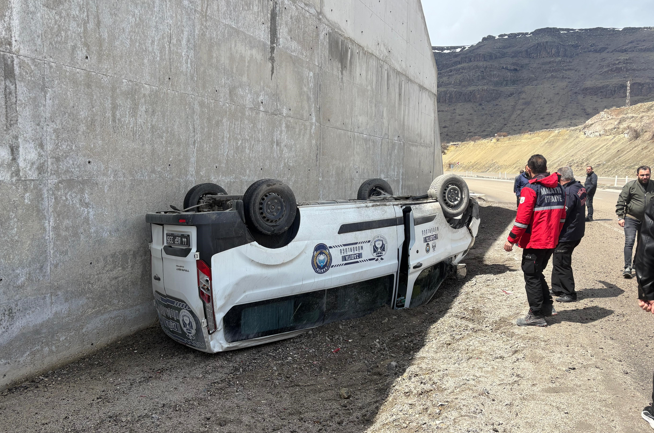 Kontrolde çıkan hafif ticari araç devrildi: 1 yaralı